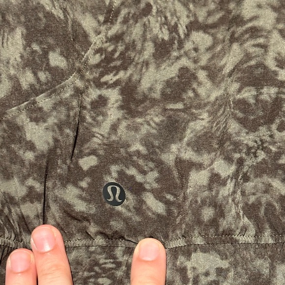 Lululemon Bombs Away Black / Olive Green Camo Print Reversible Zip Jacket Sz 6 - Picture 10 of 10